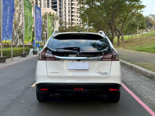 U6 turbo 魅力版 外型動感 空間實用 搭載渦輪引擎動力充足 配備豐富 科技感十足 是性價比極高的國產休旅車  第4張相片