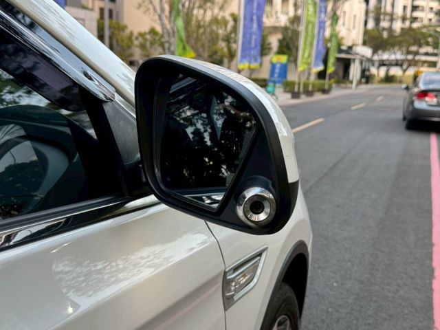 U6 turbo 魅力版 外型動感 空間實用 搭載渦輪引擎動力充足 配備豐富 科技感十足 是性價比極高的國產休旅車  第5張相片