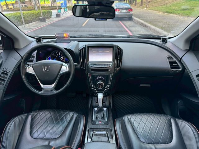 U6 turbo 魅力版 外型動感 空間實用 搭載渦輪引擎動力充足 配備豐富 科技感十足 是性價比極高的國產休旅車  第6張相片