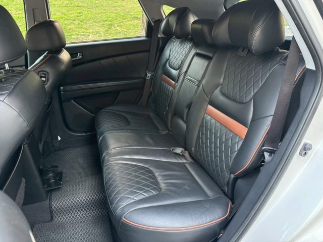 U6 turbo 魅力版 外型動感 空間實用 搭載渦輪引擎動力充足 配備豐富 科技感十足 是性價比極高的國產休旅車  第8張相片