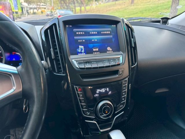 U6 turbo 魅力版 外型動感 空間實用 搭載渦輪引擎動力充足 配備豐富 科技感十足 是性價比極高的國產休旅車  第10張相片