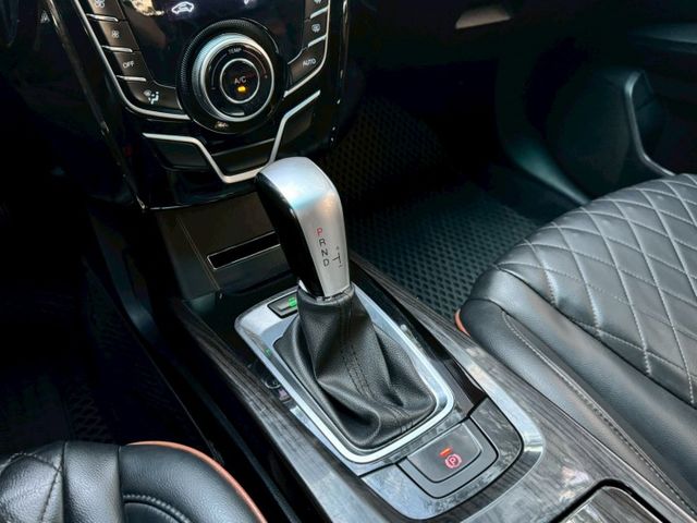 U6 turbo 魅力版 外型動感 空間實用 搭載渦輪引擎動力充足 配備豐富 科技感十足 是性價比極高的國產休旅車  第14張相片