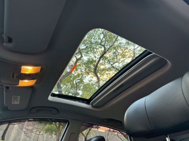 U6 turbo 魅力版 外型動感 空間實用 搭載渦輪引擎動力充足 配備豐富 科技感十足 是性價比極高的國產休旅車  第15張相片