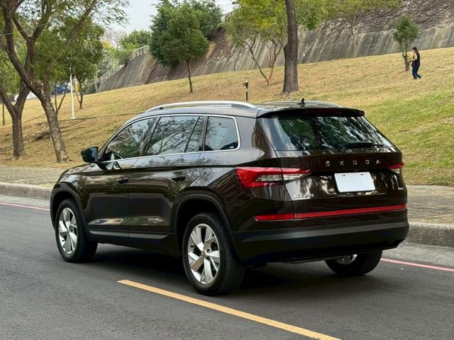 Kodiaq 4x4 原鈑 歐系休旅 空間寬敞實用 操控穩健省油 配備完整安全輔助 是家庭出遊 通勤與長途旅行的好選擇  第2張相片