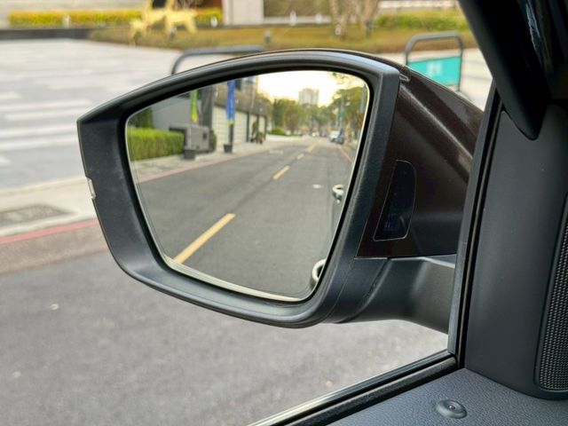 Kodiaq 4x4 原鈑 歐系休旅 空間寬敞實用 操控穩健省油 配備完整安全輔助 是家庭出遊 通勤與長途旅行的好選擇  第5張相片