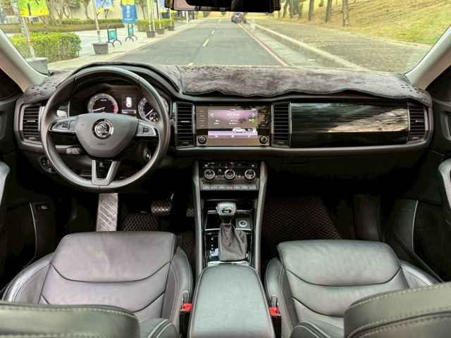 Kodiaq 4x4 原鈑 歐系休旅 空間寬敞實用 操控穩健省油 配備完整安全輔助 是家庭出遊 通勤與長途旅行的好選擇  第7張相片