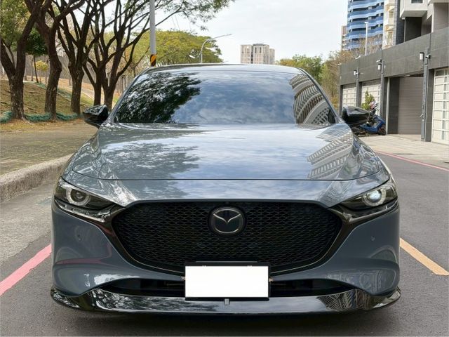 Mazda 3 5D 20S Signature 原鈑件 動力順暢省油兼顧操控 魂動設計線條俐落質感佳 配備安全齊全  第3張相片