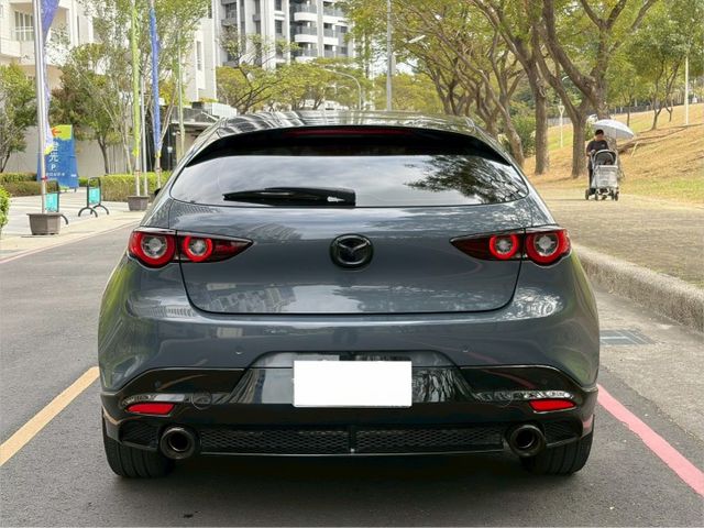 Mazda 3 5D 20S Signature 原鈑件 動力順暢省油兼顧操控 魂動設計線條俐落質感佳 配備安全齊全  第4張相片