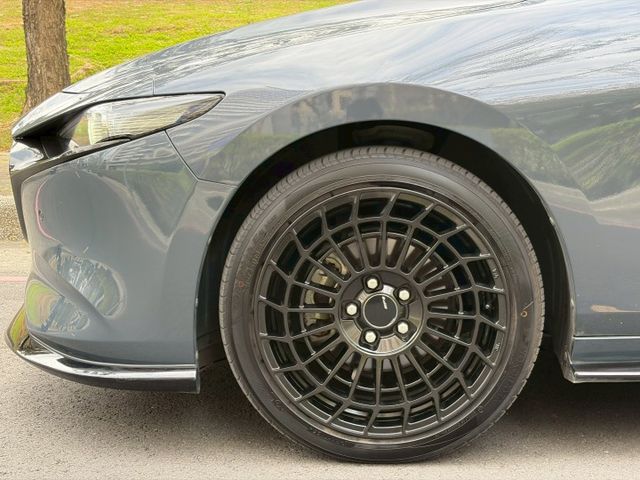 Mazda 3 5D 20S Signature 原鈑件 動力順暢省油兼顧操控 魂動設計線條俐落質感佳 配備安全齊全  第5張相片