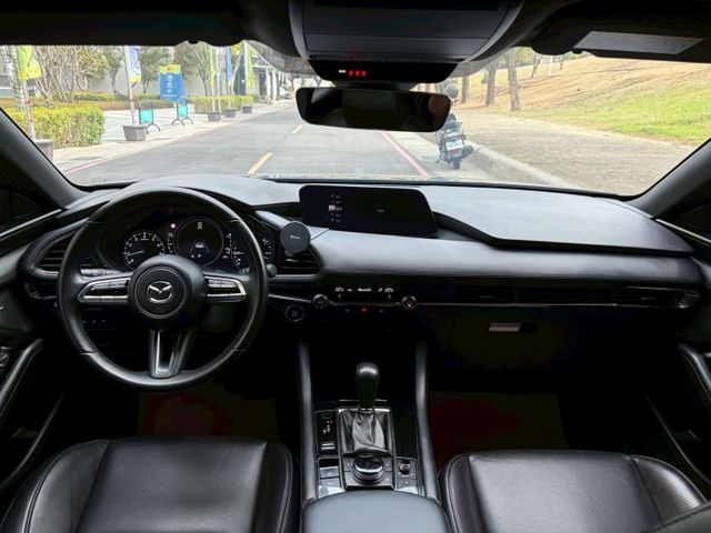 Mazda 3 5D 20S Signature 原鈑件 動力順暢省油兼顧操控 魂動設計線條俐落質感佳 配備安全齊全  第6張相片
