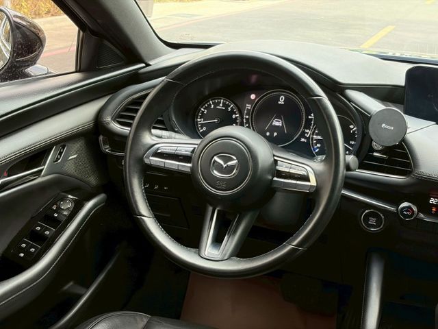 Mazda 3 5D 20S Signature 原鈑件 動力順暢省油兼顧操控 魂動設計線條俐落質感佳 配備安全齊全  第9張相片