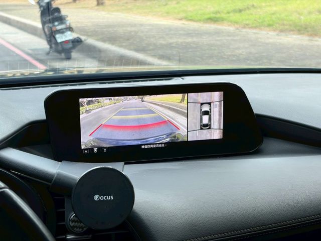 Mazda 3 5D 20S Signature 原鈑件 動力順暢省油兼顧操控 魂動設計線條俐落質感佳 配備安全齊全  第10張相片