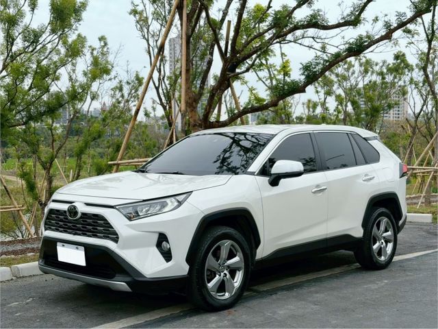 Rav4 汽油旗艦 原鈑件 擁有大器外型與寬敞車室 配備豐富 乘坐舒適 動力表現穩定成熟 無論家用或長途出遊都相當稱職  第1張相片