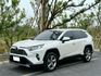 Rav4 汽油旗艦 原鈑件 擁有大器外型與寬敞車室 配備豐富 乘坐舒適 動力表現穩定成熟 無論家用或長途出遊都相當稱職  第1張縮圖