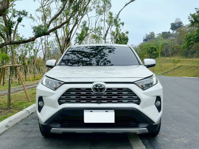 Rav4 汽油旗艦 原鈑件 擁有大器外型與寬敞車室 配備豐富 乘坐舒適 動力表現穩定成熟 無論家用或長途出遊都相當稱職  第3張相片