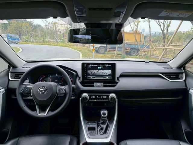 Rav4 汽油旗艦 原鈑件 擁有大器外型與寬敞車室 配備豐富 乘坐舒適 動力表現穩定成熟 無論家用或長途出遊都相當稱職  第5張相片