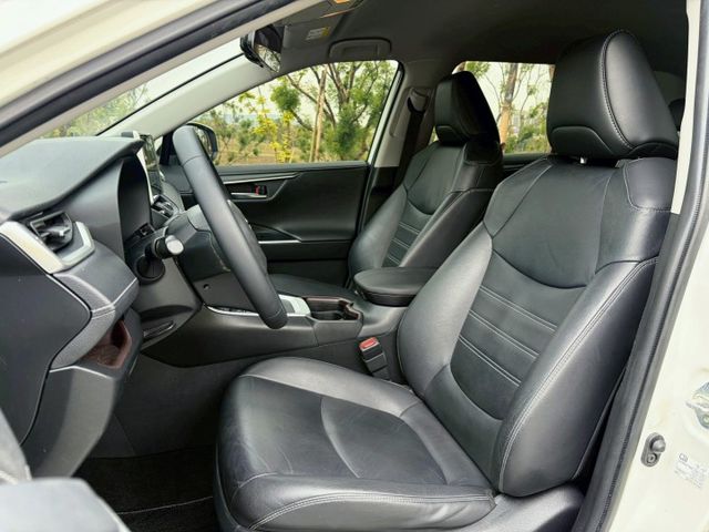 Rav4 汽油旗艦 原鈑件 擁有大器外型與寬敞車室 配備豐富 乘坐舒適 動力表現穩定成熟 無論家用或長途出遊都相當稱職  第6張相片