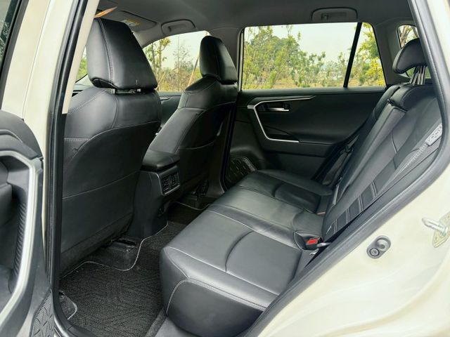 Rav4 汽油旗艦 原鈑件 擁有大器外型與寬敞車室 配備豐富 乘坐舒適 動力表現穩定成熟 無論家用或長途出遊都相當稱職  第7張相片