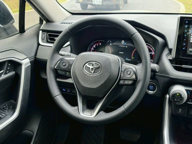 Rav4 汽油旗艦 原鈑件 擁有大器外型與寬敞車室 配備豐富 乘坐舒適 動力表現穩定成熟 無論家用或長途出遊都相當稱職  第8張相片