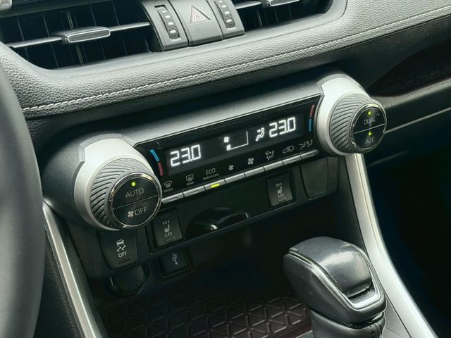 Rav4 汽油旗艦 原鈑件 擁有大器外型與寬敞車室 配備豐富 乘坐舒適 動力表現穩定成熟 無論家用或長途出遊都相當稱職  第9張相片