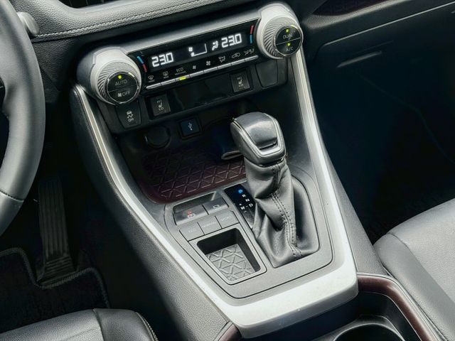 Rav4 汽油旗艦 原鈑件 擁有大器外型與寬敞車室 配備豐富 乘坐舒適 動力表現穩定成熟 無論家用或長途出遊都相當稱職  第10張相片