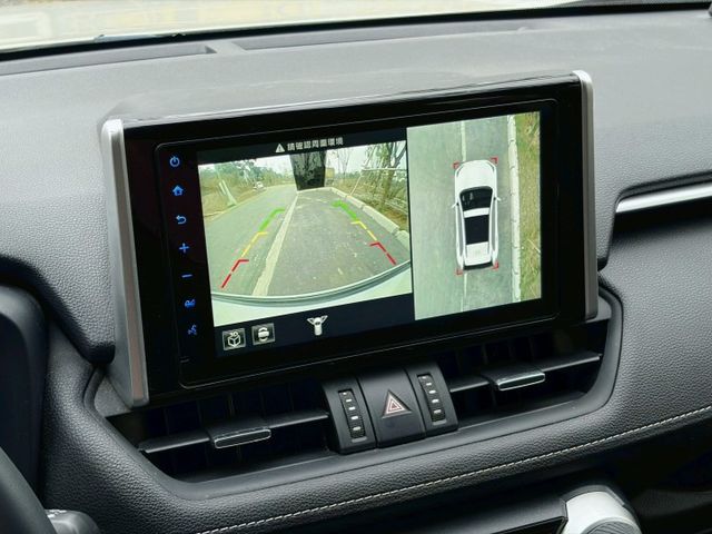 Rav4 汽油旗艦 原鈑件 擁有大器外型與寬敞車室 配備豐富 乘坐舒適 動力表現穩定成熟 無論家用或長途出遊都相當稱職  第11張相片
