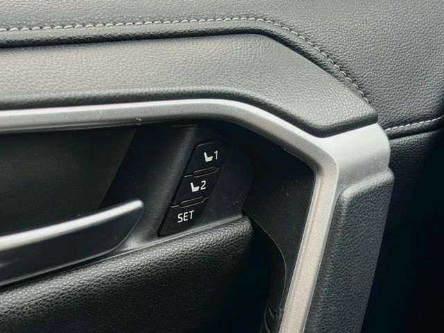 Rav4 汽油旗艦 原鈑件 擁有大器外型與寬敞車室 配備豐富 乘坐舒適 動力表現穩定成熟 無論家用或長途出遊都相當稱職  第12張相片