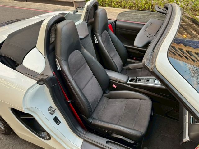 981 Boxster 原鈑 中置引擎後區 換檔俐落 轉向精準 開蓬享受人生 日常使用與山路操駕皆適宜 性能與浪漫的結合  第8張相片