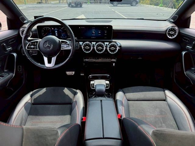 Cla250 AMG 原鈑件 跑格外型結合豪華質感 渦輪動力輕快順暢 配備豐富 日常代步與個性品味一次滿足  第6張相片