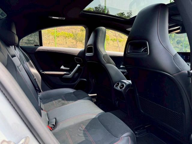 Cla250 AMG 原鈑件 跑格外型結合豪華質感 渦輪動力輕快順暢 配備豐富 日常代步與個性品味一次滿足  第8張相片