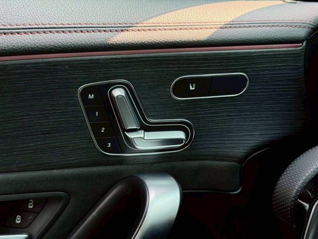 Cla250 AMG 原鈑件 跑格外型結合豪華質感 渦輪動力輕快順暢 配備豐富 日常代步與個性品味一次滿足  第12張相片