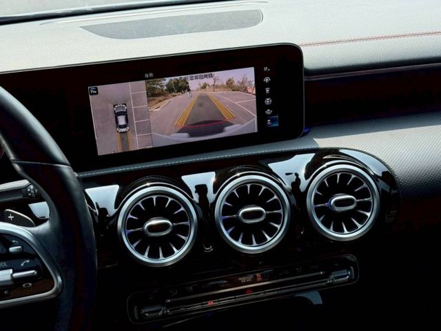 Cla250 AMG 原鈑件 跑格外型結合豪華質感 渦輪動力輕快順暢 配備豐富 日常代步與個性品味一次滿足  第14張相片