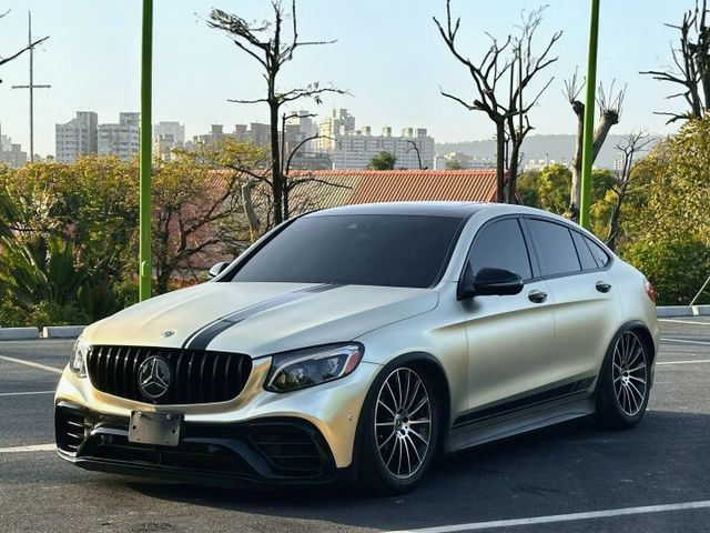 Glc300 coupe 原鈑件 豪華休旅代表作 外型大器 動力飽滿順暢 空間與舒適性兼具 通勤與日常都很出色  第1張相片