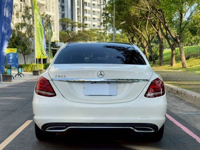 C200 原鈑件 外型沉穩大器 內裝質感出色 動力順暢舒適 通勤代步與商務使用都體面  第4張相片