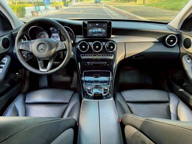 C200 原鈑件 外型沉穩大器 內裝質感出色 動力順暢舒適 通勤代步與商務使用都體面  第5張相片