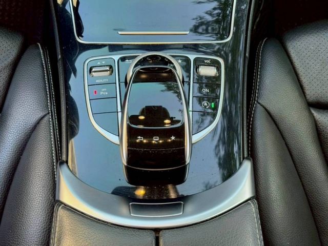 C200 原鈑件 外型沉穩大器 內裝質感出色 動力順暢舒適 通勤代步與商務使用都體面  第10張相片