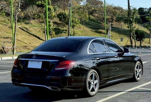 E300 P1配置 原鈑件 豪華科技感兼具 外型穩重大器 內裝質感細膩舒適 動力飽滿順暢 無論商務代步與日常使用皆宜  第2張相片