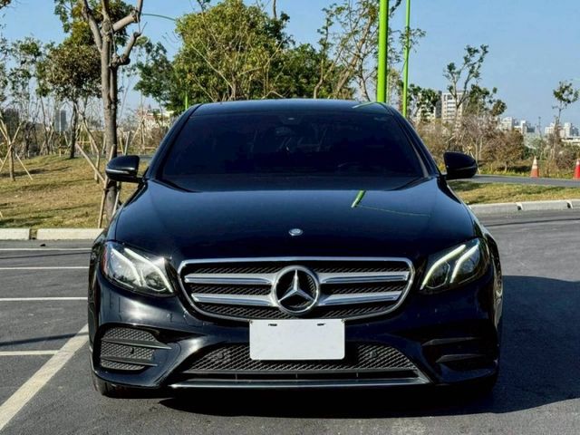 E300 P1配置 原鈑件 豪華科技感兼具 外型穩重大器 內裝質感細膩舒適 動力飽滿順暢 無論商務代步與日常使用皆宜  第3張相片