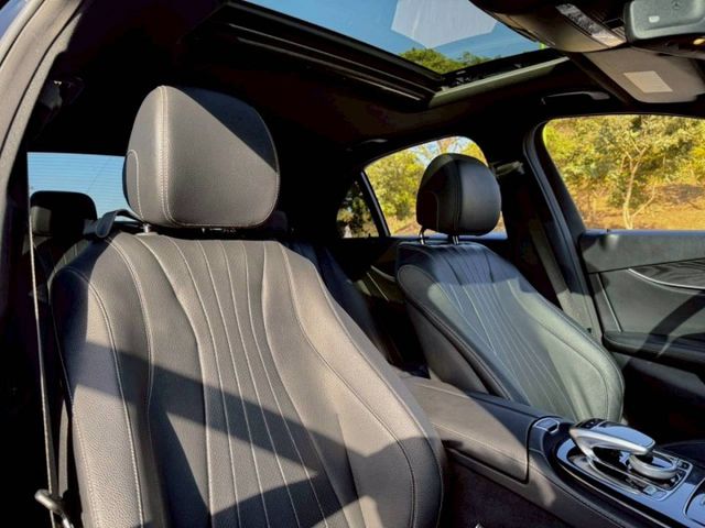 E300 P1配置 原鈑件 豪華科技感兼具 外型穩重大器 內裝質感細膩舒適 動力飽滿順暢 無論商務代步與日常使用皆宜  第6張相片