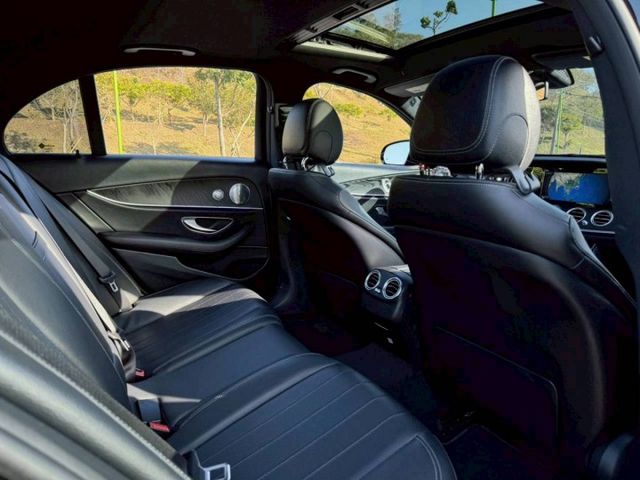 E300 P1配置 原鈑件 豪華科技感兼具 外型穩重大器 內裝質感細膩舒適 動力飽滿順暢 無論商務代步與日常使用皆宜  第7張相片