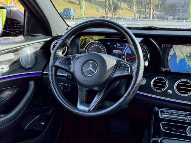 E300 P1配置 原鈑件 豪華科技感兼具 外型穩重大器 內裝質感細膩舒適 動力飽滿順暢 無論商務代步與日常使用皆宜  第8張相片