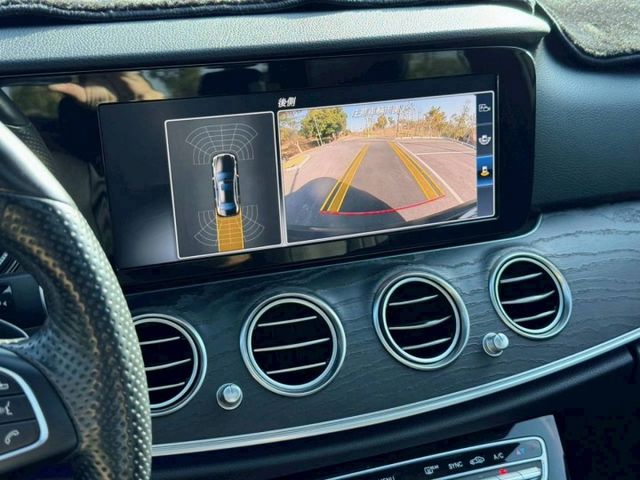 E300 P1配置 原鈑件 豪華科技感兼具 外型穩重大器 內裝質感細膩舒適 動力飽滿順暢 無論商務代步與日常使用皆宜  第9張相片