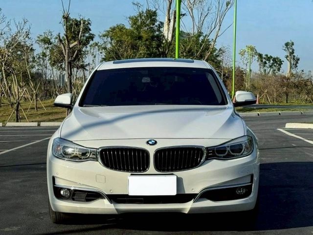 320 GT 原鈑 擁有跑旅外型與寬敞空間 動力順暢 操控靈活 兼顧駕馭樂趣與實用性能 適合喜歡質感與個性的你  第3張相片