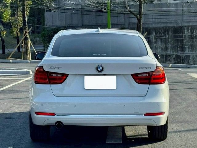 320 GT 原鈑 擁有跑旅外型與寬敞空間 動力順暢 操控靈活 兼顧駕馭樂趣與實用性能 適合喜歡質感與個性的你  第4張相片