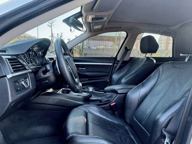 320 GT 原鈑 擁有跑旅外型與寬敞空間 動力順暢 操控靈活 兼顧駕馭樂趣與實用性能 適合喜歡質感與個性的你  第9張相片