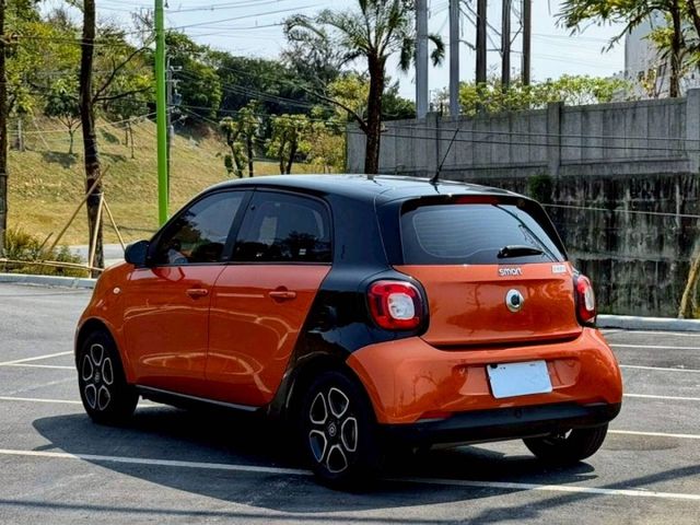 Smart ForFour 66kw Passion 原鈑 小巧靈活 都會代步方便 停車輕鬆無壓力 外型時尚有型  第2張相片