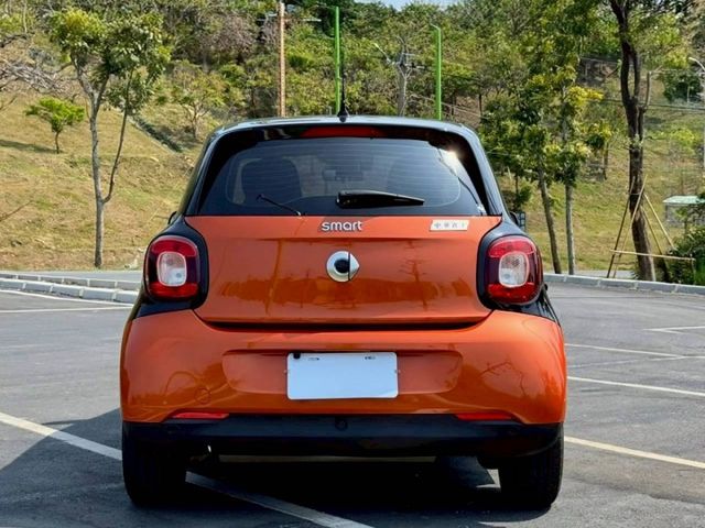 Smart ForFour 66kw Passion 原鈑 小巧靈活 都會代步方便 停車輕鬆無壓力 外型時尚有型  第4張相片