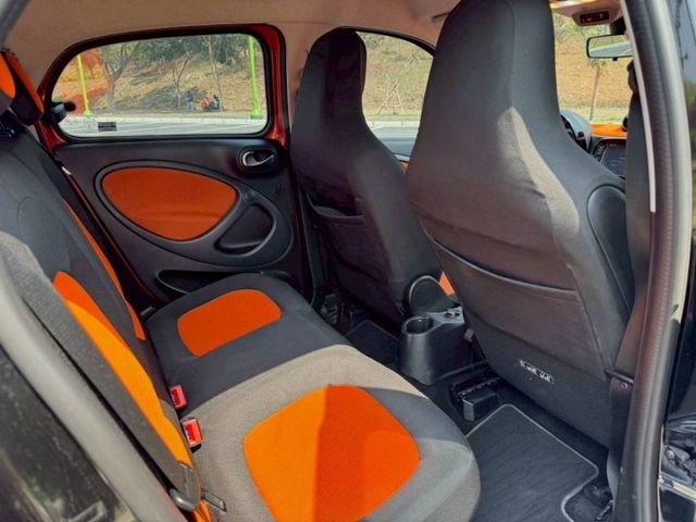 Smart ForFour 66kw Passion 原鈑 小巧靈活 都會代步方便 停車輕鬆無壓力 外型時尚有型  第8張相片