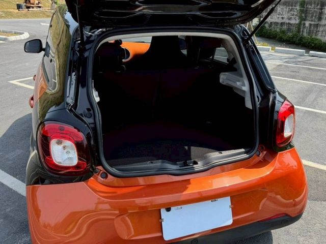 Smart ForFour 66kw Passion 原鈑 小巧靈活 都會代步方便 停車輕鬆無壓力 外型時尚有型  第13張相片
