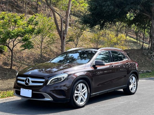 Gla200 原鈑件 小巧休旅結合賓士質感 渦輪動力輕快省油 底盤穩定扎實 通勤代步與假日出遊都合適  第1張相片